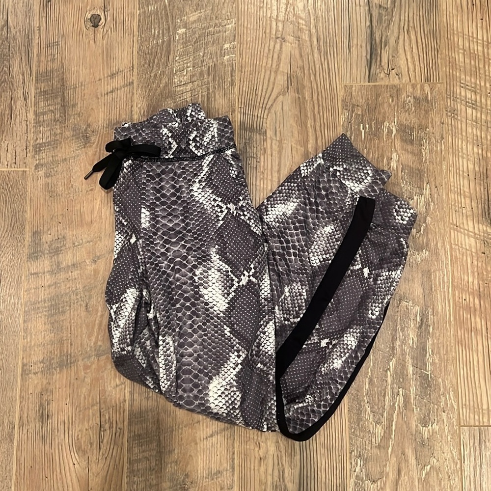 Prism Woman’s Snakeskin Print Sweatpants Size Small